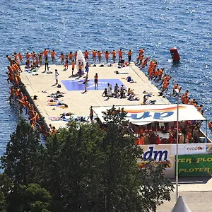 Main Street And Pensjonat Zadar